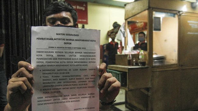 Satpol PP Depok memastikan beberapa hari ke depan akan terus sosialisasi ke para pelaku usaha sembari menunggu sanksi pelanggar jam operasional lewat Perwali.