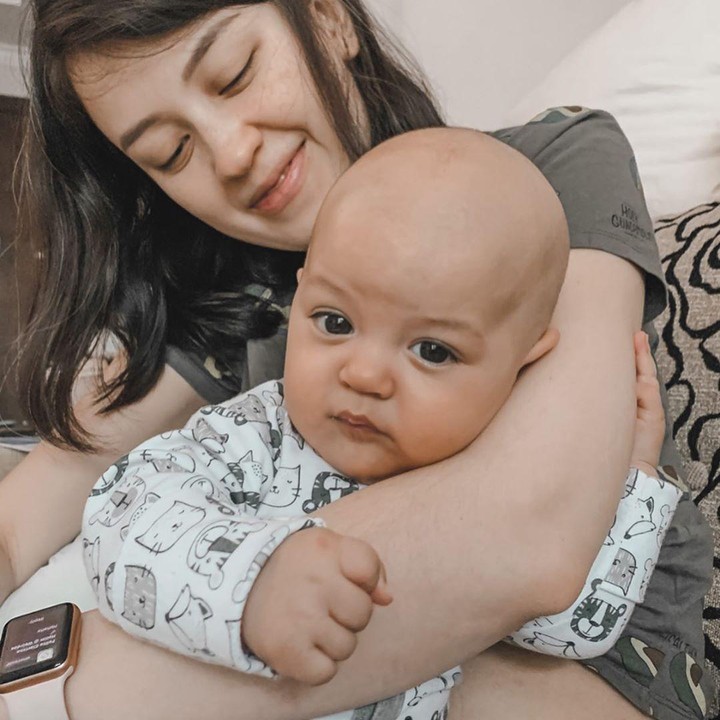 <p>Rayden terlihat sangat nyaman di pelukan Bundanya ya. (Foto: Instagram @kimbrlyryder)</p>