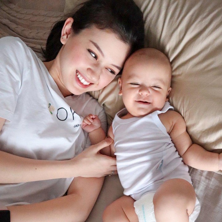 <p>Kimberly Ryder tengah menikmati perannya sebagai ibu sejak kelahiran putra pertamanya yang diberi nama Rayden Starlight Akbar. (Foto: Instagram @kimbrlyryder)</p>