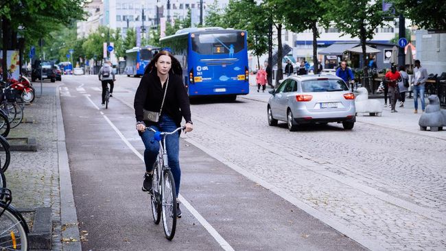 Lahti, kota di Finlandia yang amat bergantung pada kendaraan bermotor, memberi hadiah bagi warganya yang giat naik transportasi umum.