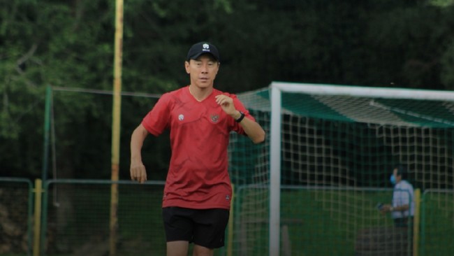 Shin Tae Yong melontarkan kritik mengenai pemain-pemain Indonesia yang terbiasa lambat ketika sedang berbincang bersama Asnawi Mangkualam.