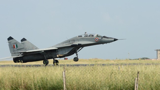 Pesawat tempur MiG-29K adalah salah satu jet tempur terkuat di dunia yang memiliki kemampuan luar biasa untuk menaklukkan musuh-musuhnya.