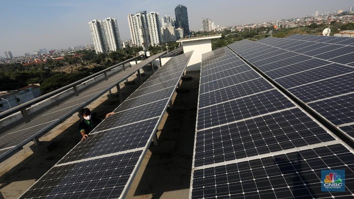 Pemanfaatan pembangkit listrik tenaga surya (PLTS) di Gedung Bertingkat. (CNBC Indonesia/Andrean Kristianto)