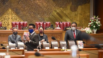 Politikus Demokrat Andi Arief menyindir Puan Maharani terkait insiden mikrofon mati dalam pengesahan Omnibus Law Cipta Kerja (RUU Ciptaker).