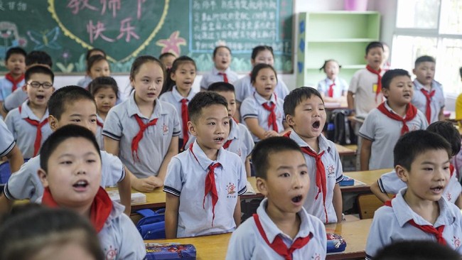 China menghukum 27 pejabat pendidikan gara-gara lalai hingga membiarkan ilustrasi berbau rasis hingga vulgar lolos dalam buku pelajaran sekolah dasar (SD).