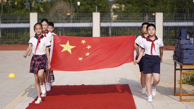 Ekonomi China sempat minus setelah pandemi corona. Namun, China berhasil memutarbalikkan kondisi di tengah kejatuhan negara-negara lain ke jurang resesi.