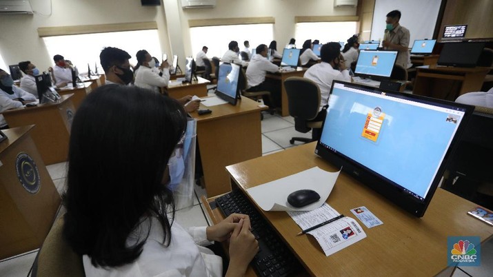 Tes CPNS di Tengah Pandemi (CNBC Indonesia/ Andrean Kristianto) Tes CPNS di Tengah Pandemi (CNBC Indonesia/ Andrean Kristianto)