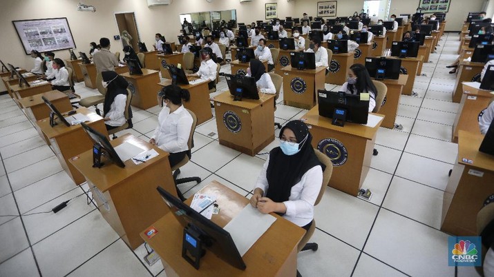 Tes CPNS di Tengah Pandemi (CNBC Indonesia/ Andrean Kristianto) Tes CPNS di Tengah Pandemi (CNBC Indonesia/ Andrean Kristianto)