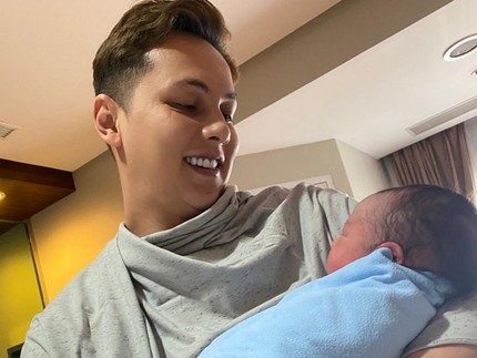 Andhika Pratama Mandikan Baby Saka Pakai Air Mineral, Ini Alasannya