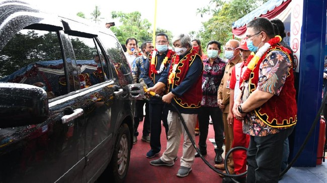 Dengan BBM 1 harga, masyarakat Nias Barat bisa membeli premium Rp6.450/liter dari harga sebelumnya Rp10.000,-/liter dan solar Rp5.150/liter dari Rp9.000/liter.