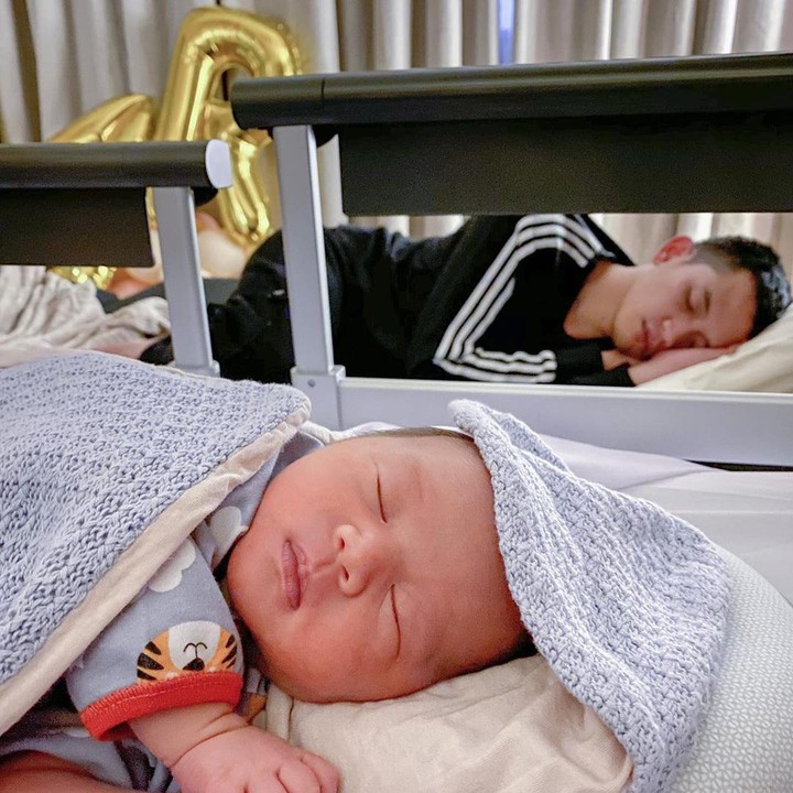 <p>Enggak cuma gaya, bahkan saat tidur pun Keene kompak banget sama ayah Rezky ya. (Foto: Instagram @keeneatharrazka)</p>