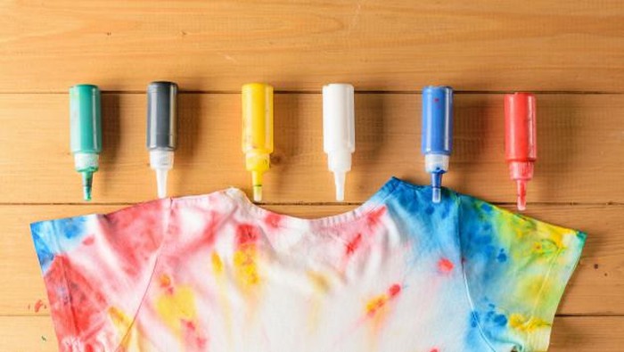 Coba DIY Ini Yuk! Cara Mengubah T-Shirt Lama Menjadi Lebih Stylist dan Baru