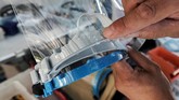 FOTO: Sampah Masker Bisa Diubah Jadi Plastik Daur Ulang Perusahaan startup Prancis mengubah sampah masker sekali pakai menjadi plastik daur ulang.