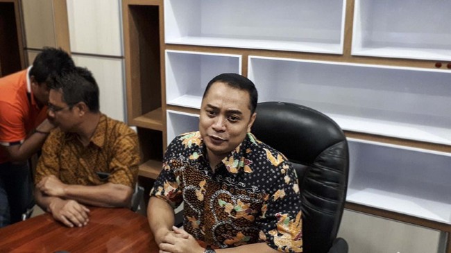 Wali Kota Surabaya terpilih Eri Cahyadi menjadikan penanganan ekonomi sebagai salah satu fokus program 100 hari-nya nanti.
