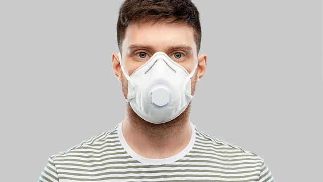 Pasien pertama Covid-19 varian Omicron di Hong Kong diduga menularkan virus melalui masker katup udara. Simak penjelasan ahli soal bahaya masker katup.
