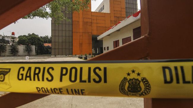 Keluh Warga Ramai #PercumaLaporPolisi: Memang Percuma Tagar #PercumaLaporPolisi ramai diperbincangkan. Banyak orang mengeluhkan kinerja kepolisian ketika masyarakat melaporkan perkara.