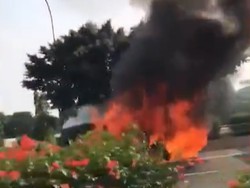 Kendaraan yang Terbakar Habis di Tol Cawang SUV Mewah