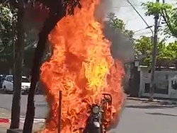 Motor Angkut Bahan Bakar Terbakar Hebat di Semarang, Driver Kabur