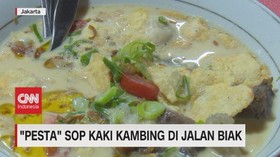 VIDEO: 'Pesta' Sop Kaki Kambing di Jalan Biak