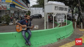 FOTO: Tugu Peti Mati Imbauan Waspada Covid-19 di Jakarta
