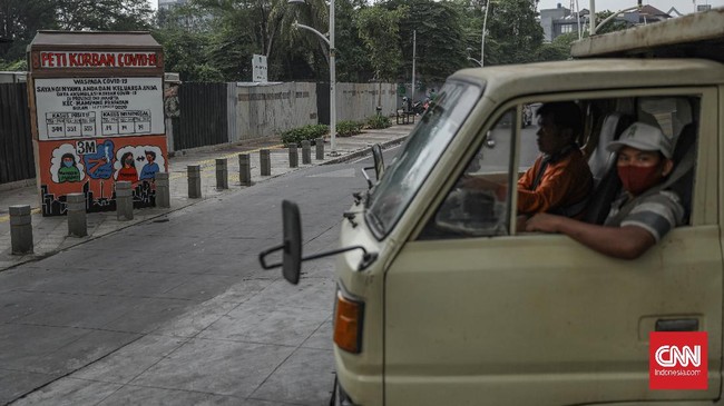 FOTO: Tugu Peti Mati Imbauan Waspada Covid-19 di Jakarta