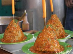 Huahh! Pedasnya Bakso Tumpeng dan Kawah Merapi dengan Siraman Sambal