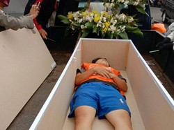 Sanksi Warga Tak Bermasker Masuk Peti Mati, Satpol PP Pasar Rebo Kena Tegur
