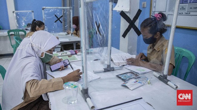 Sejumlah orang tua mengaku masih khawatir mengizinkan anaknya ke sekolah di tengah pandemi corona yang dinilai belum benar-benar terkendali.