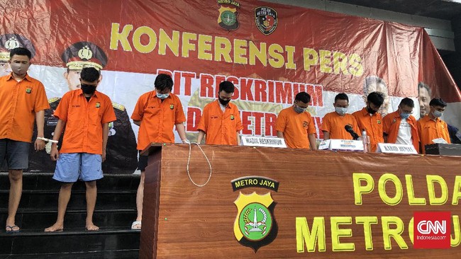 Ada tersangka yang bertugas melucuti pakaian karena peserta pesta harus masuk dalam keadaan telanjang.