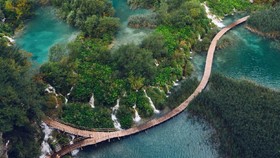Taman Nasional 16 Danau Jadi Lokasi Konser Disclosure