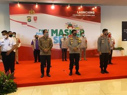 Cegah Klaster di Pabrik, Polda Metro Bagi 250 Ribu Masker di Kawasan Jababeka