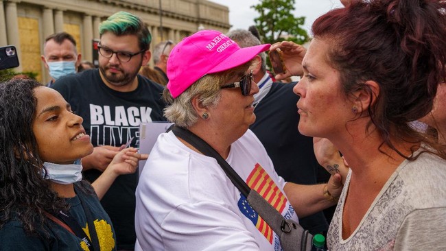 FOTO: Pro Kontra Kunjungan Trump Usai Penembakan Jacob Blake