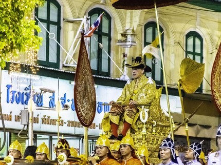 Raja Thailand Bebaskan Selirnya yang Ambisius dari Penjara & Kirim ke Jerman