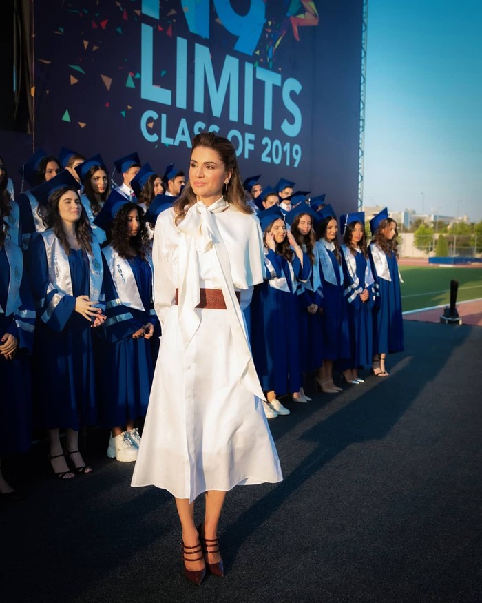 Blus dengan detail pita yang feminin bersama rok berpotongan A-line sering menjadi pilihan busana kala melakukan kunjungan. Foto: Instagram @queenrania