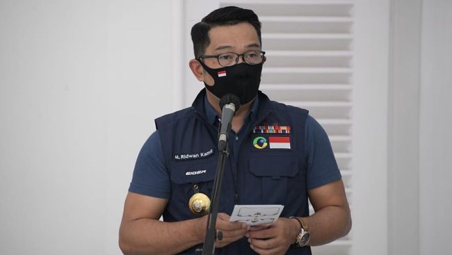 Ikuti Ghozali, Ridwan Kamil Jual NFT Lukisan Seniman Braga Gubernur Jawa Barat Ridwan Kamil memfasilitasi seniman di Braga, Bandung, menjual lukisannya lewat bursa NFT.