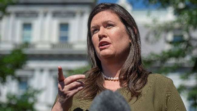Mantan Sekretaris Pers Gedung Putih, Sarah Huckabee Sanders, mengklaim Pemimpin Korut, Kim Jong-un, sempat mengedipkan mata kepadanya pada 2018.