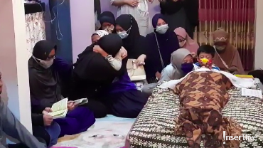 img-title Idan Separo Meninggal Dunia, Tangis Sang Istri Pecah di Samping Jenazah
