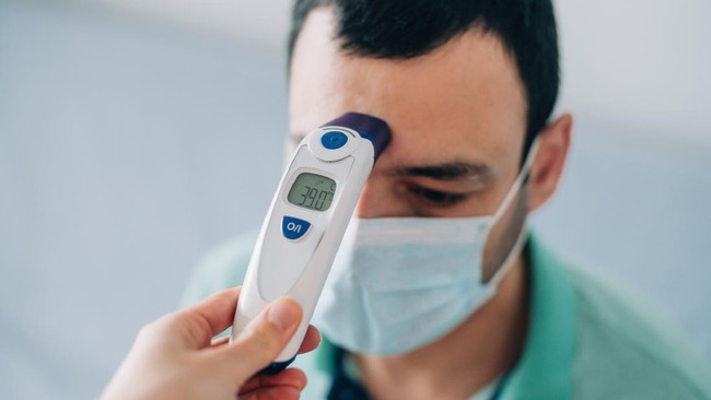 Skrining itu dilakukan dengan mengecek suhu tubuh, mengenakan masker dobel, dan bila memungkinan, membawa pencuci tangan, masker cadangan, disinfektan pribadi.