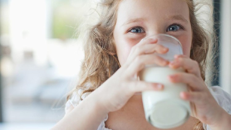 Anak minum susu