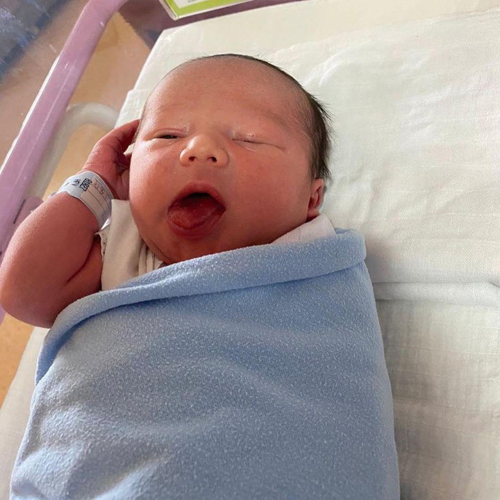 <p>Saka lahir dengan berat erat 3,4 kg dan panjang 48 cm. (Foto: Instagram @ussypratama)</p>