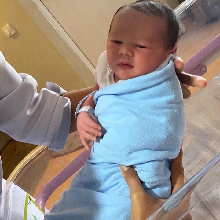 <p>Baby Saka menjadi putra pertama pasangan ini, karena empat anak mereka sebelumnya berjenis kelamin perempuan. (Foto: Instagram @ussypratama)</p>