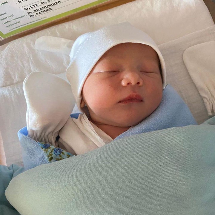 <p>Banyak yang bilang Saka mirip banget dengan ayahnya. Setuju enggak nih? (Foto: Instagram @ussypratama)</p>