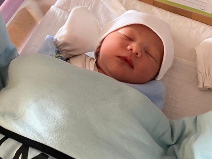 7 Foto Saka, Bayi Laki-laki Ussy Sulistiawaty yang Menggemaskan