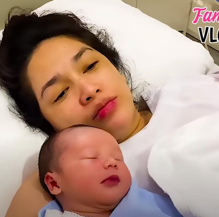 <p>Ussy melahirkan Saka melalui proses operasi caesar, Bunda. (Foto: YouTube Ussy Andhika Official)</p>