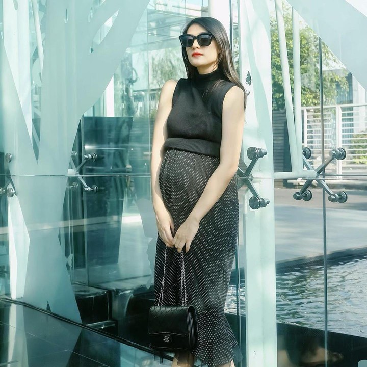 <p>Walaupun tengah hamil, Anissa tetap tampil cantik dan modis ya. (Foto: Instagram @anissaaziza)</p>