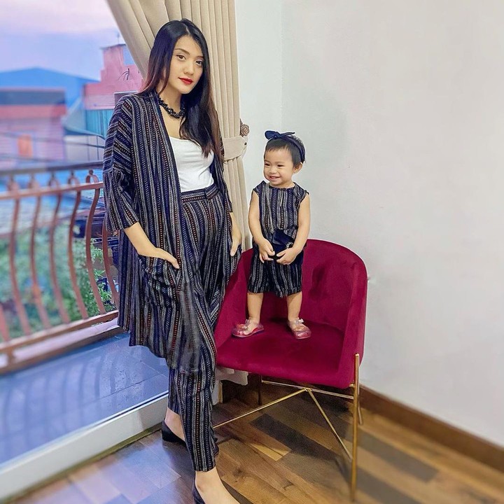 <p>Potret kompak Anissa Aziza dan Alea nih. Menggemaskan banget ya, Bunda. (Foto: Instagram @anissaaziza)</p>