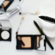 Bersihkan Noda Maskara Waterproof di Pakaian dengan Cara Berikut Ini