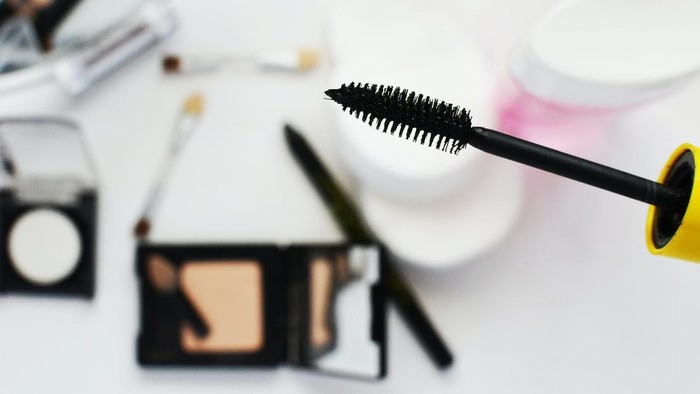 Bersihkan Noda Maskara Waterproof di Pakaian dengan Cara Berikut Ini