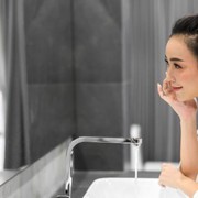 Cara Mengatasi Bintik Hitam Akibat Sinar Matahari