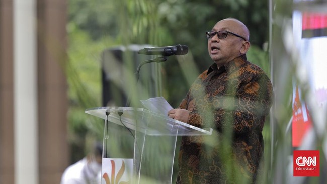KPK menetapkan Edi Suharto sebagai tersangka dalam kasus korupsi penyaluran bansos, merugikan negara Rp221 miliar. Tiga tersangka lainnya juga terlibat.